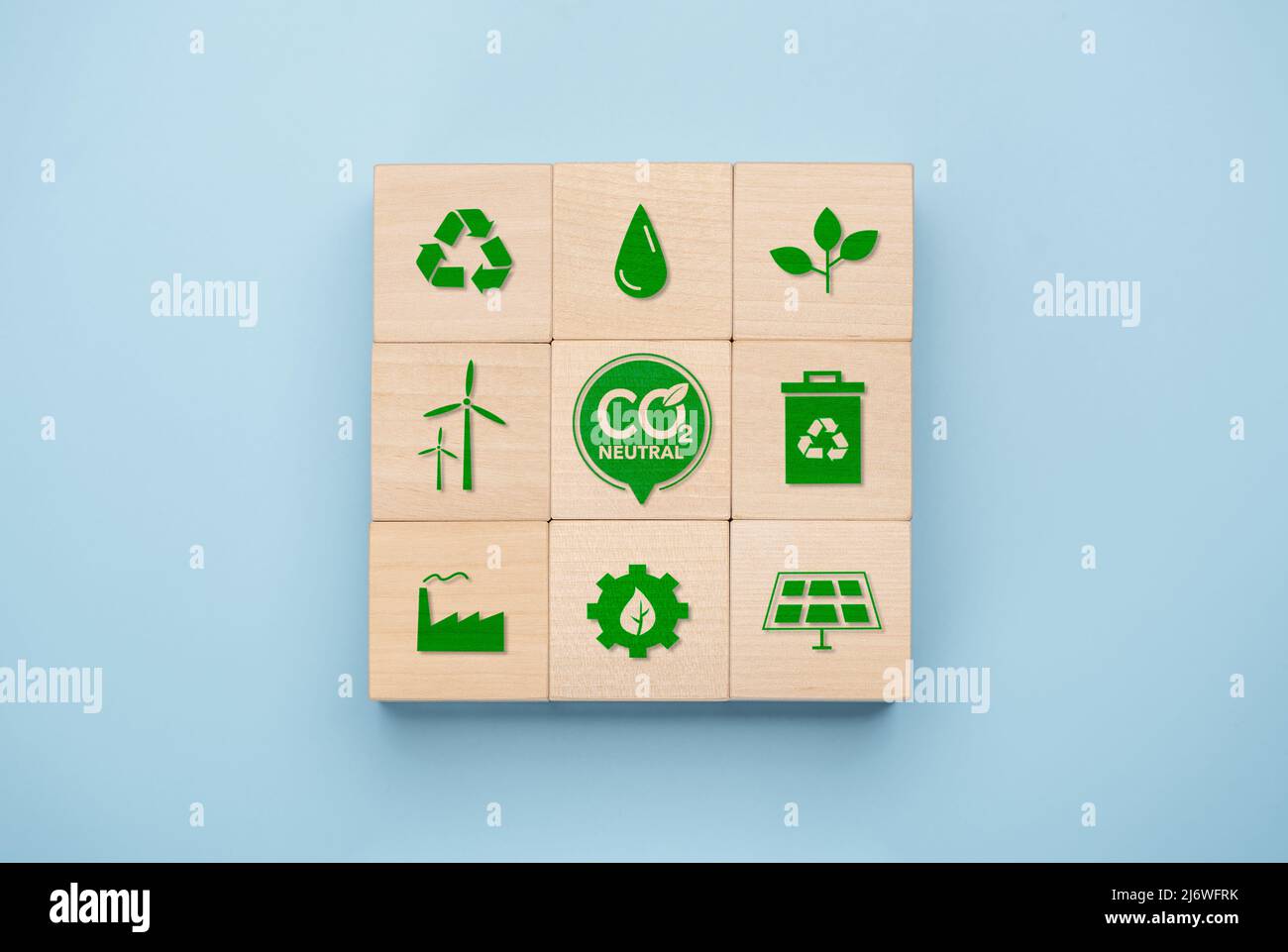 Concetti Net Zero e Carbon Neutral, Net zero e Carbon Neutral. Obiettivo zero emissioni di gas serra nette. Cubo di legno con centro netto verde Foto Stock