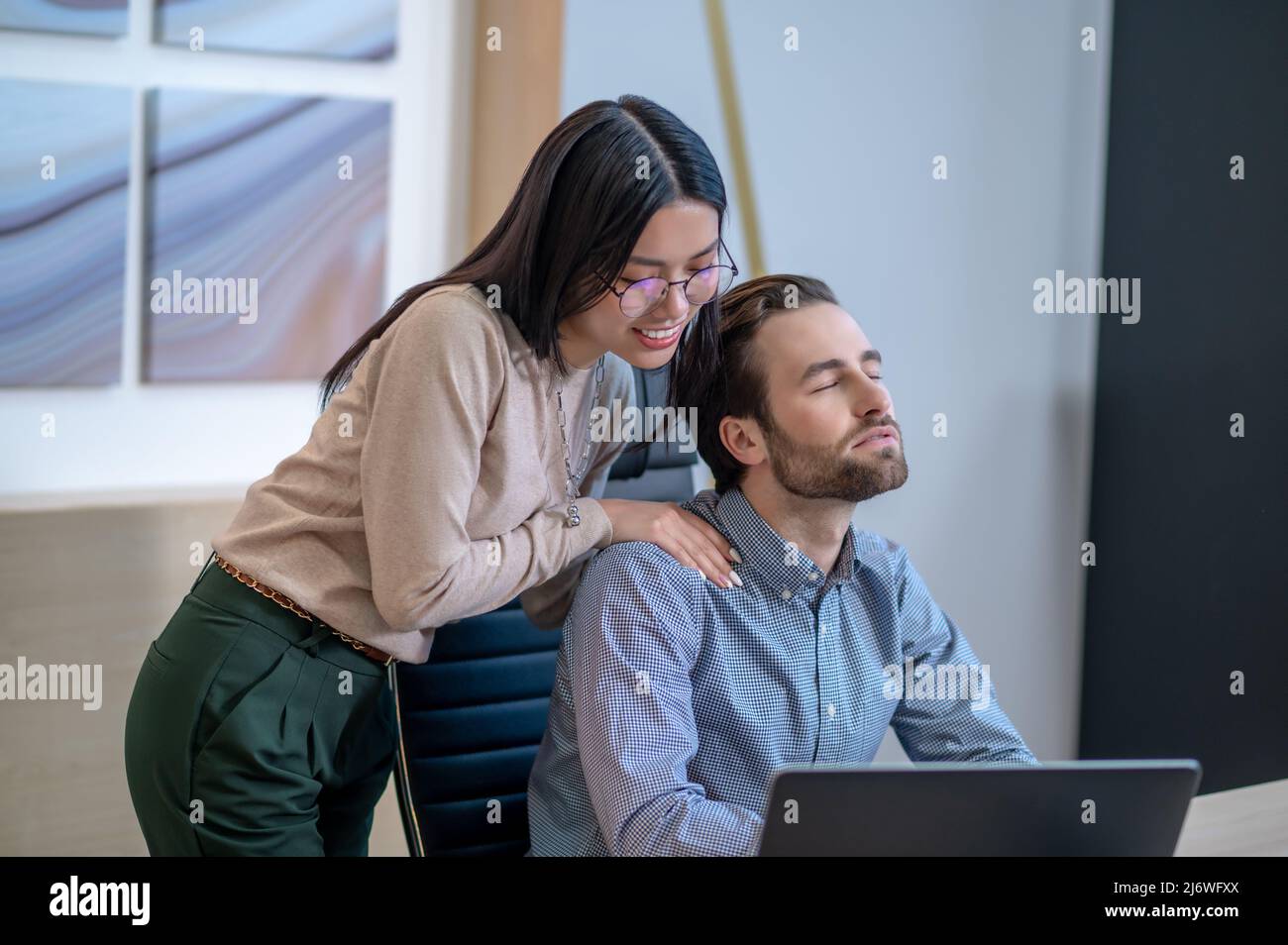 Segretario che dà un massaggio al direttore della società Foto Stock