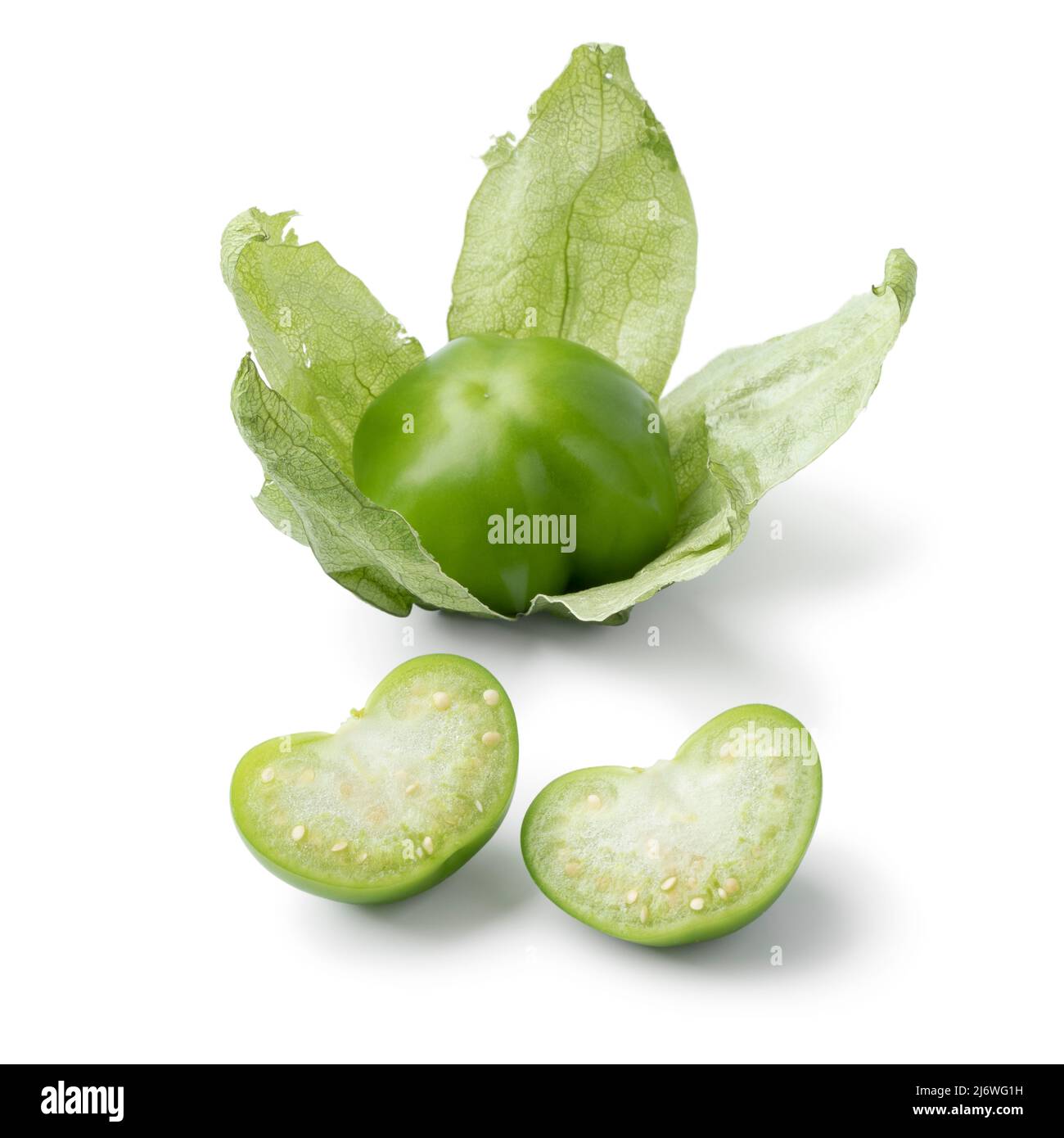 Singolo tomatillo verde fresco intero e dimezzato in una buccia isolata su sfondo bianco Foto Stock