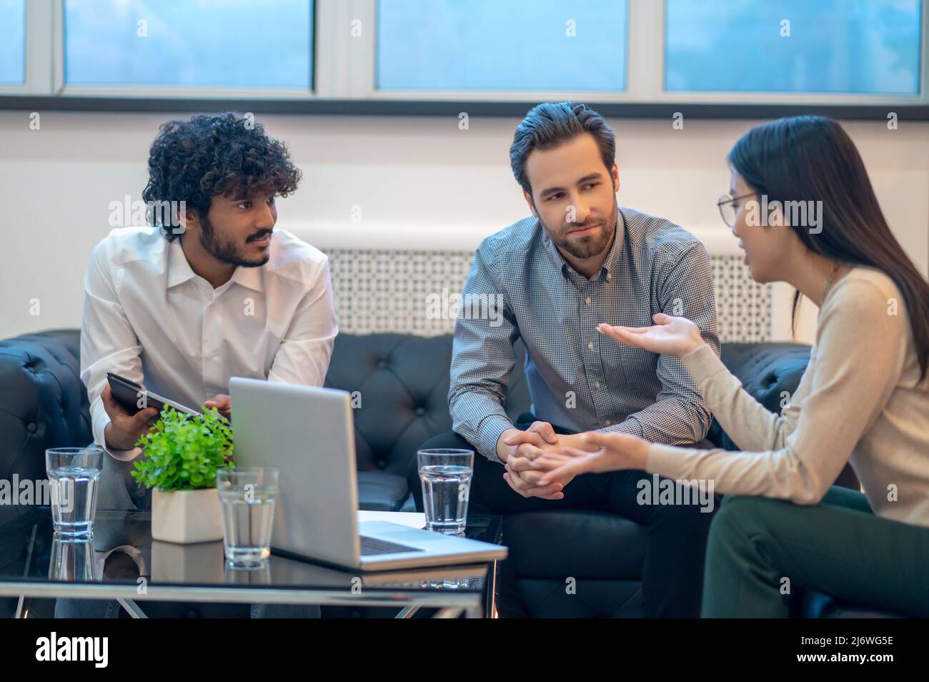 Team di colleghi che tengono il loro incontro in un ufficio moderno Foto Stock