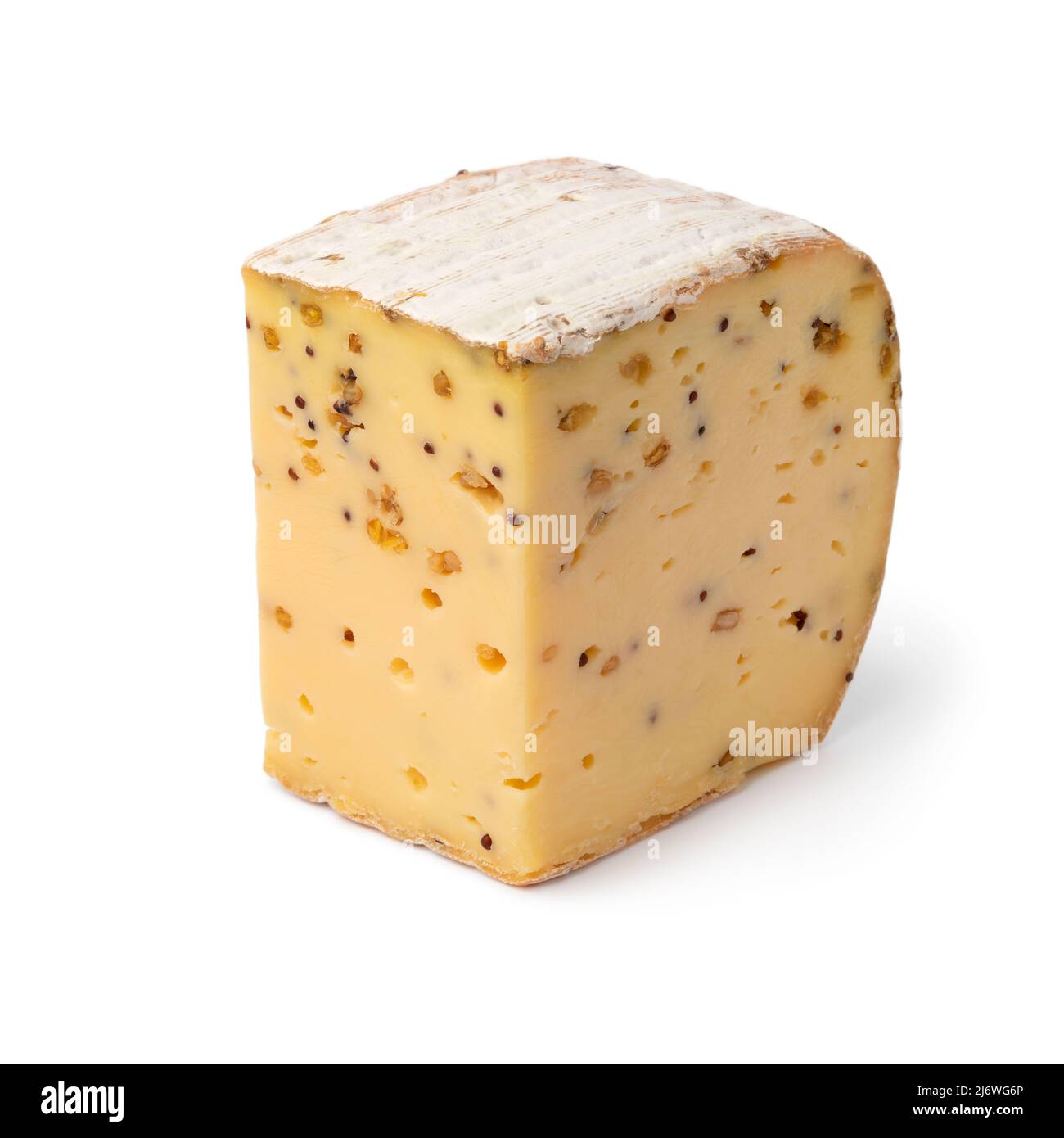 Pezzo di formaggio belga con semi di senape e Fenugreek isolato su sfondo bianco da vicino Foto Stock