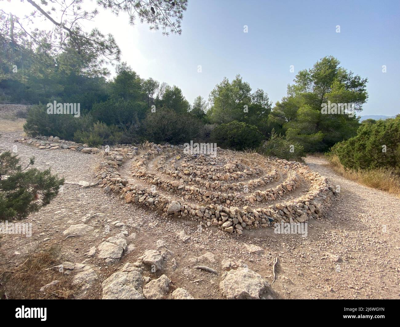 Cerchi di pietra hippie sull'isola di Ibiza vicino ad Atlantis Foto Stock