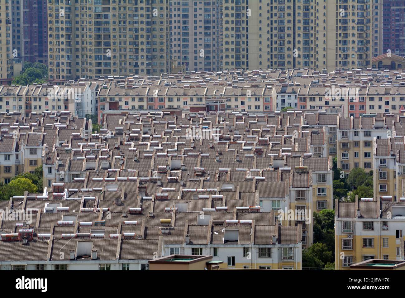Tetti di appartamenti nella città cinese di Jiaxing, con l'eccezione di diversi colori sembrano tutti identici. Foto Stock