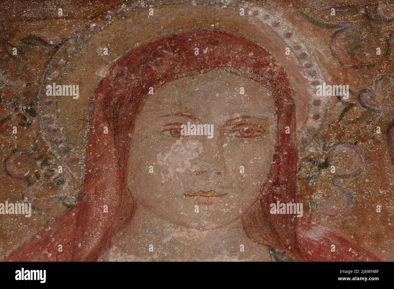 Volto della Vergine Maria. Dettaglio dell'affresco dei primi anni '1500 sotto portico ad arco che fronteggia la Chiesa di Santa Maria maggiore a Sirmione, Lombardia, Italia. La chiesa, consacrata nel 1512, è nota anche come Santa Maria della neve. Foto Stock