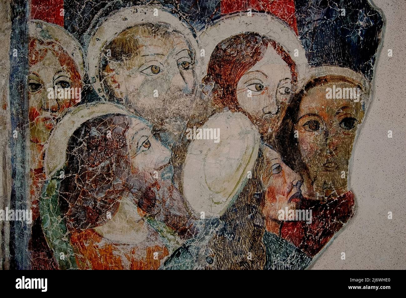 Volti di santi. Dettaglio dell'affresco dei primi anni '1500, ora incrinato e impazzito, nella Chiesa di Santa Maria maggiore a Sirmione, Lombardia, Italia. La chiesa, consacrata nel 1512, è nota anche come Santa Maria della neve. Foto Stock