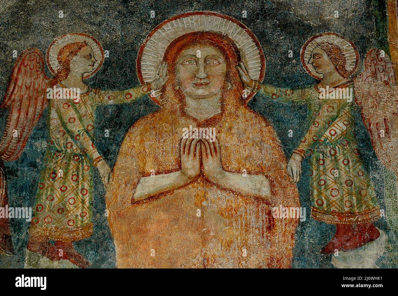 Gli angeli che indossano abiti a fantasia sostengono una santa donna in preghiera. Affresco dei primi anni '1500 nella Chiesa di Santa Maria maggiore a Sirmione, Lombardia, Italia. La chiesa, consacrata nel 1512, è nota anche come Santa Maria della neve. Foto Stock