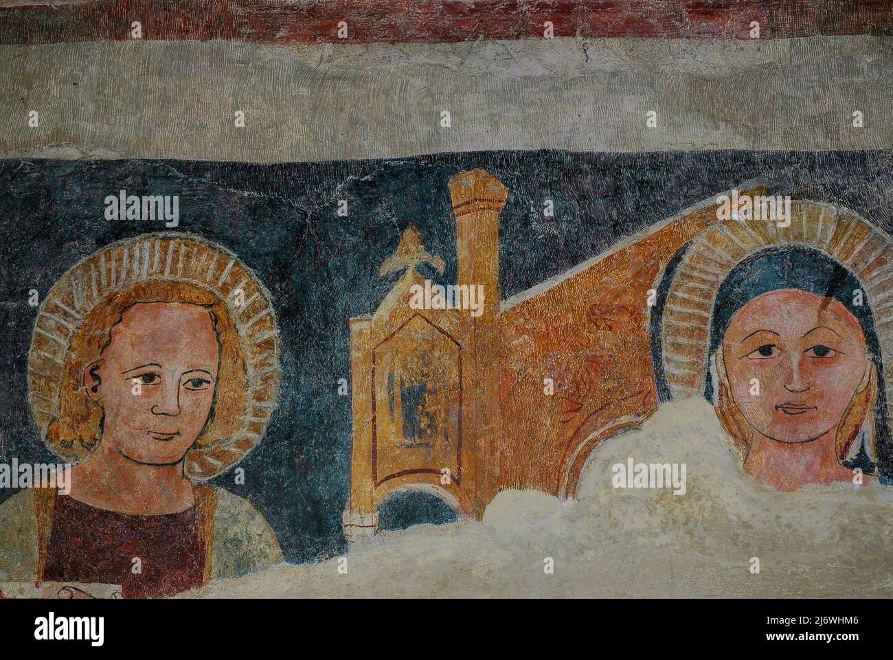 Due santi prima dello sfondo dipinto della facciata ad arco della chiesa gotica. Resti dell'affresco dei primi anni '1500 nella Chiesa di Santa Maria maggiore a Sirmione, Lombardia, Italia. La chiesa, consacrata nel 1512, è nota anche come Santa Maria della neve. Foto Stock