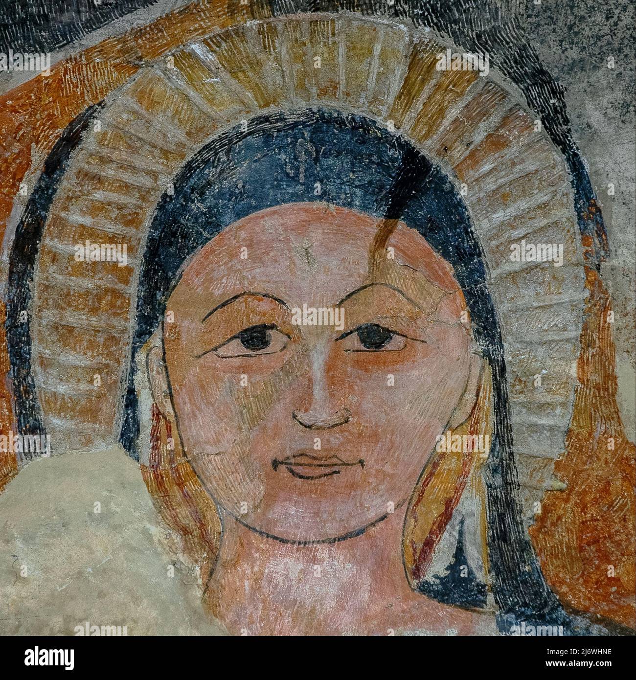 santa femmina con sopracciglia ad arco e sguardo intenso. Resti dell'affresco dei primi anni '1500 nella Chiesa di Santa Maria maggiore a Sirmione, Lombardia, Italia. La chiesa, consacrata nel 1512, è nota anche come Santa Maria della neve. Foto Stock