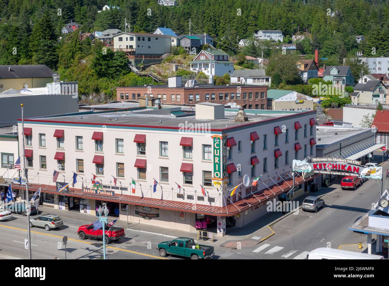 All'interno del negozio Passage Curio di fronte e Mission Street Ketchikan Alaska Un negozio di souvenir turistico Foto Stock