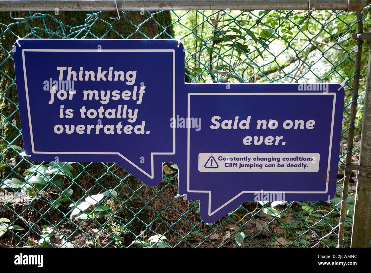 Un cartello di avvertimento fissato a una recinzione che segnala "Do't Cliff Jump" a Lynn Valley nella Lynn Creek Vancouver North Shore Foto Stock
