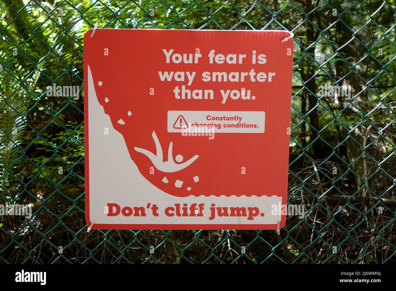 Un cartello di avvertimento fissato a una recinzione che informa "Do't Cliff Jump" a Lynn Valley Vancouver North Shore Foto Stock