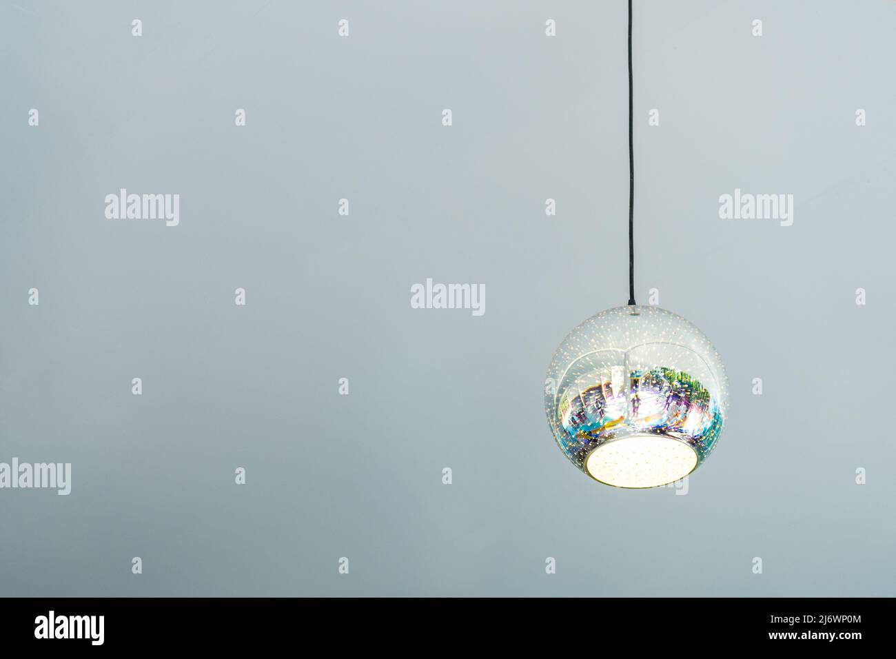 Lampadario moderno a forma di palla su sfondo grigio. Spazio di copia Foto Stock