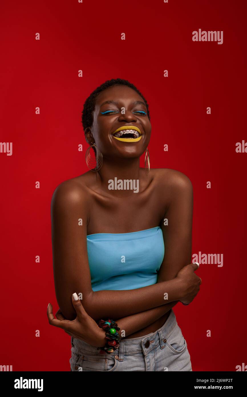 Primo piano ritratto di ridere elegante donna nera, verticale scatto Foto Stock