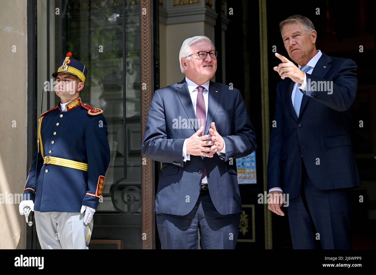04 maggio 2022, Romania, Bucarest: Il presidente tedesco Frank-Walter Steinmeier (l) incontra il presidente della Romania, Klaus Iohannis. Uno degli argomenti del viaggio è l'impatto della guerra russa di aggressione in Ucraina sui paesi europei vicini. Foto: Britta Pedersen/dpa Foto Stock