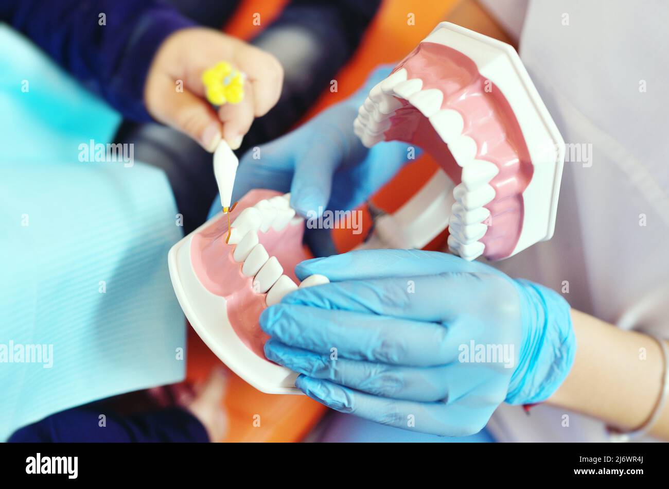 il dentista mostra al bambino la struttura della mandibola e spiega come si prende cura della salute dei denti. Odontoiatria pediatrica Foto Stock