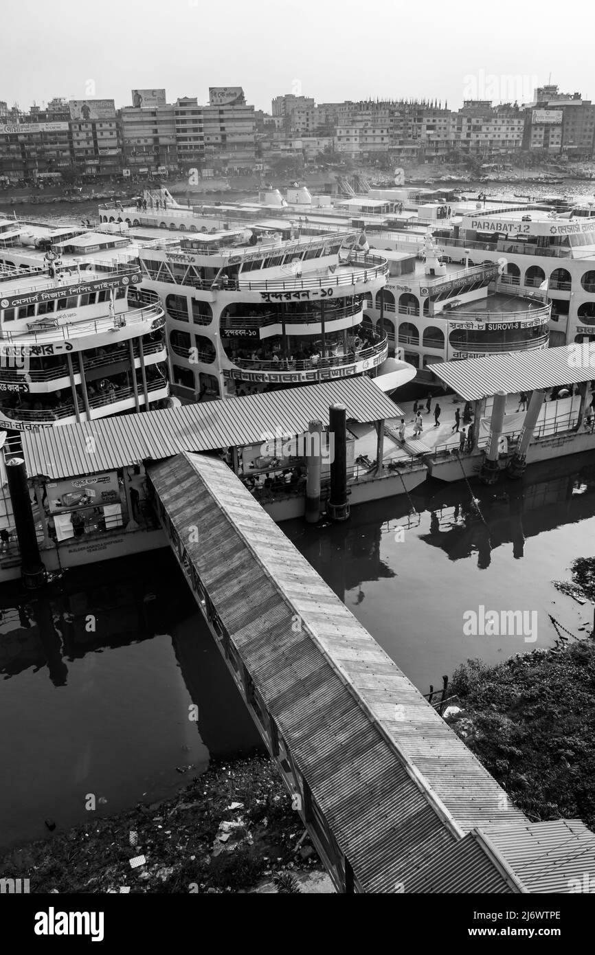 Bella stazione di lancio sulla riva del fiume conosciuta come Sadoghat più grande stazione di lancio da Dhaka, Bangladesh, Sud Asia il 1 maggio 2022. Foto Stock