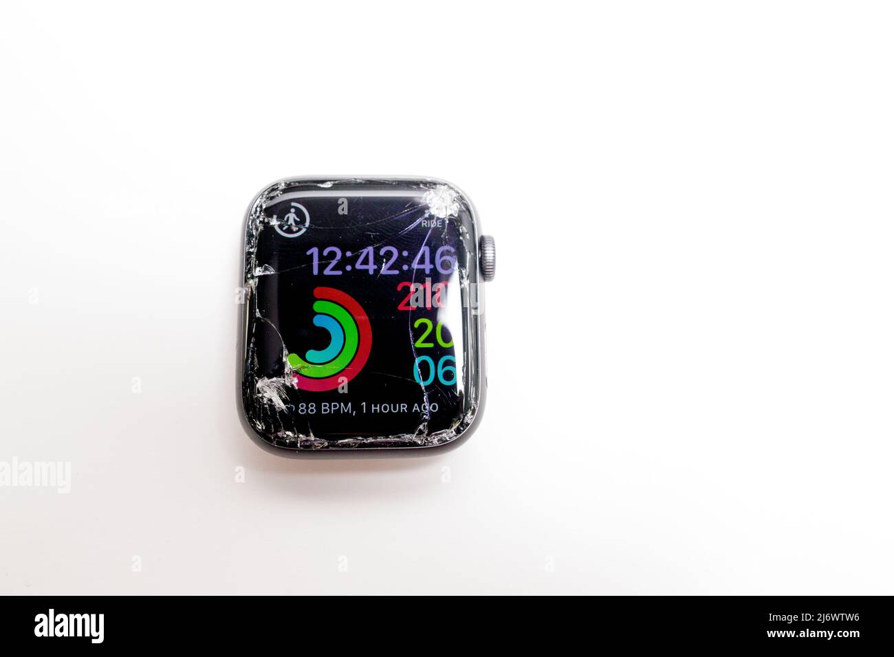 Newburn UK: 1st Maggio 2022: Un Apple Watch rotto serie 4 con uno schermo  rotto vetro rotto Foto stock - Alamy