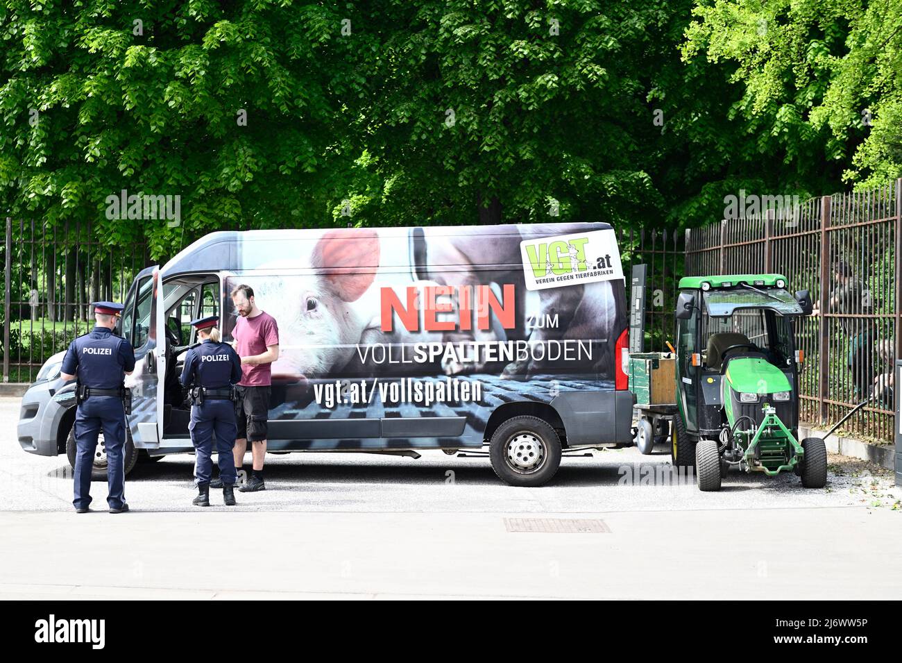 Rally del VGT, Vienna, Austria. 04th maggio 2022. L'associazione contro le fabbriche di animali (VGT) in un raduno di fronte alla Cancelleria federale Foto Stock