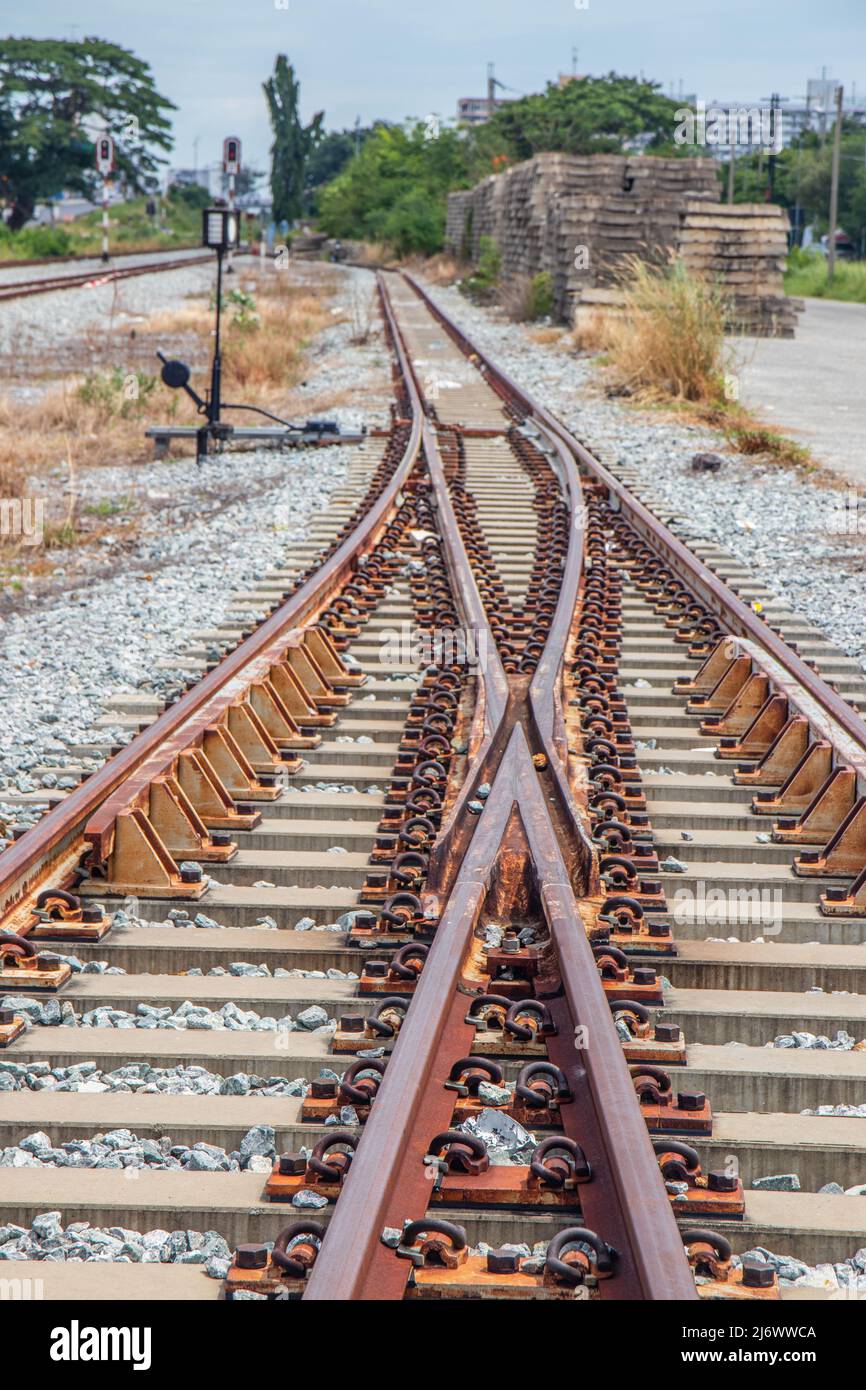 Una costruzione di binari o di un passaggio ferroviario nelle immediate  vicinanze di una stazione ferroviaria in Thailandia Asia Foto stock - Alamy