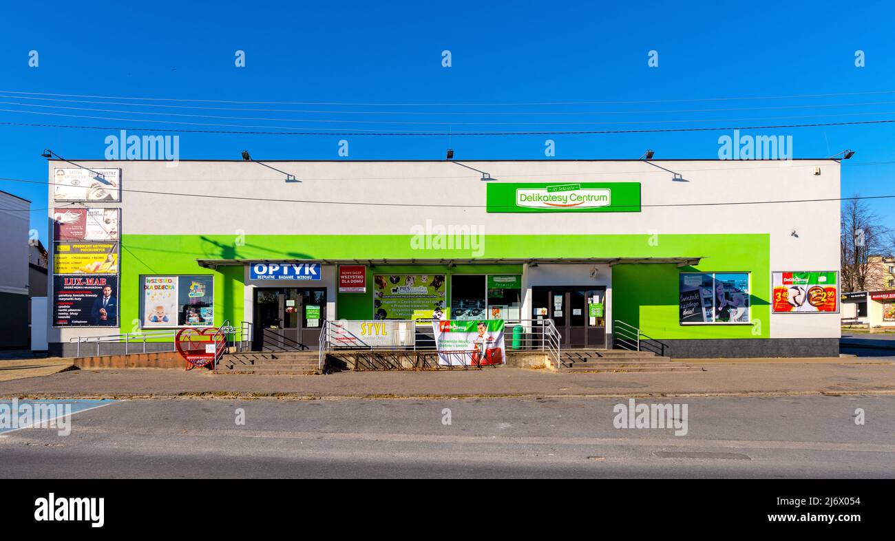 Sedziszow Malopolski, Polonia - 1 novembre 2021: Ex negozio comunitario Tecza, attualmente parte della catena di distribuzione Delikatesty Centrum presso la fabbrica di Fabryczna Foto Stock