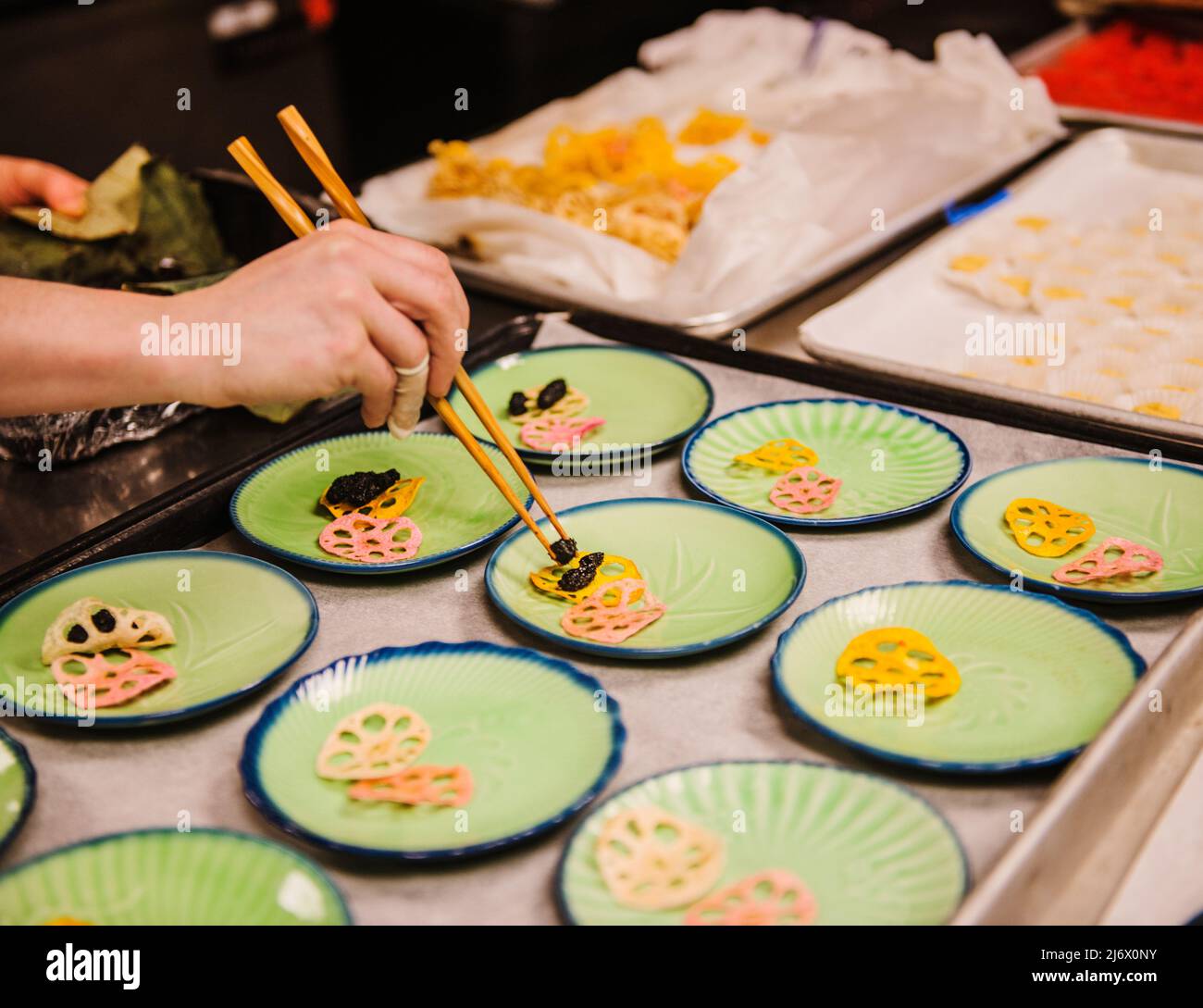 Vengono preparati antipasti di cibo coreano Foto Stock