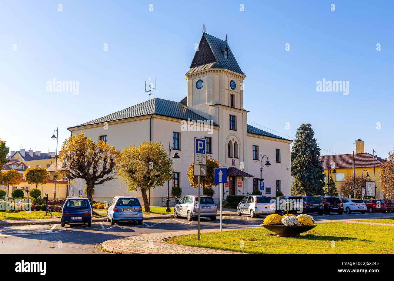 Sedziszow Malopolski, Polonia - 1 novembre 2021: Edificio storico del municipio di Ratusz nella piazza del mercato Rynek nel quartiere storico della città di Sedziszow, po Foto Stock