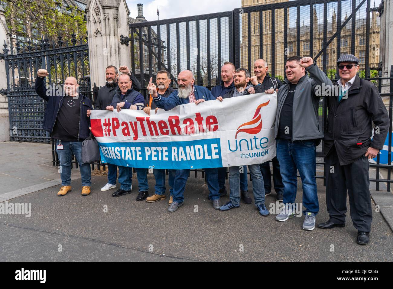 Londra UK, 4 maggio 2022. I membri dell'Unione Unite protestano con una bandiera esterna chiedendo il ripristino immediato del rappresentante dell'Unite Pete Randle che è stato supplato dal suo ruolo durante una disputa del driver del camion del contenitore dal consiglio comunale di Coventry. Pete Randle è stato uno dei 75 rifiuti lavoratori a Coventry City che sono stati in uno sciopero all-out dal 31st gennaio per una disputa salariale. Credit amer Ghazzal/Alamy Live News Foto Stock