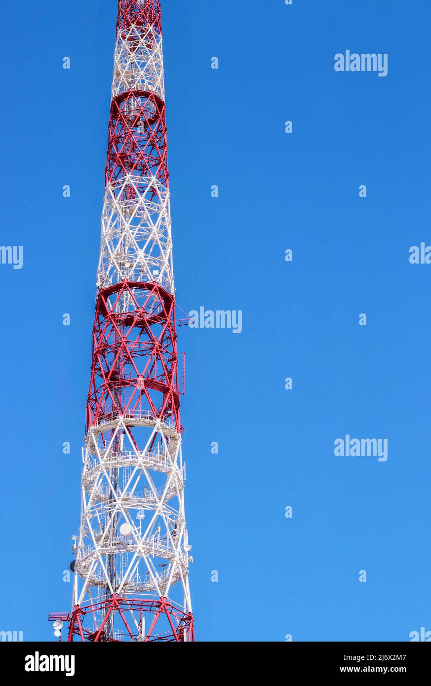 Torre di trasmissione contro il cielo blu Foto Stock