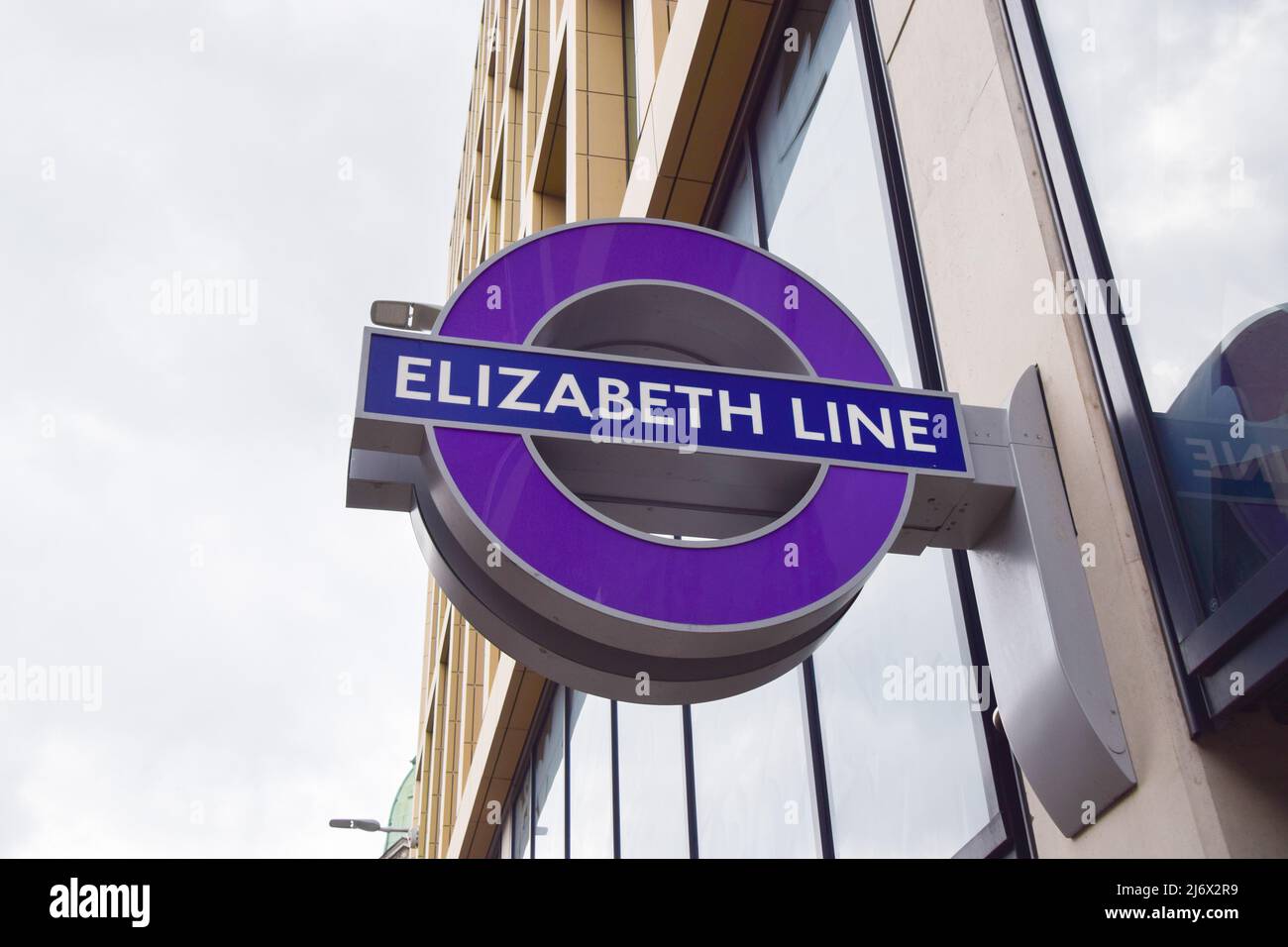 Londra, Regno Unito. 4th maggio 2022. Segnale fuori dalla stazione di Farringdon Elizabeth Line di recente costruzione. Elizabeth Line, il nuovo servizio ferroviario Crossrail di Londra e la linea della metropolitana, sarà aperto il 24th maggio dopo numerosi ritardi. La costruzione della linea è iniziata nel 2009 ed è stata originariamente prevista per l'apertura nel 2018. Credit: Vuk Valcic/Alamy Live News Foto Stock