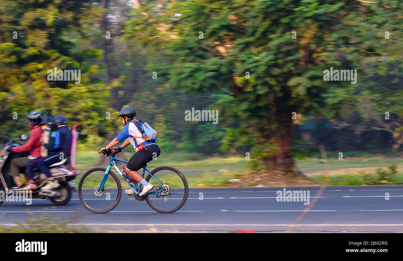 Kolkata, India, 01,2021 dicembre: Una bici da strada uomo non identificato  in mattinata. Viene scattata la panoramica Foto stock - Alamy