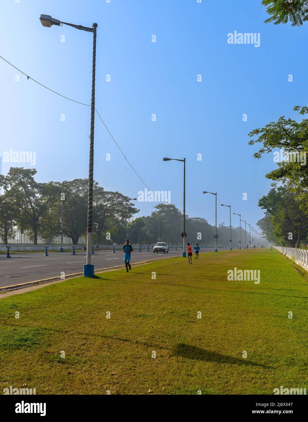 Kolkata, India, 01,2021 dicembre: Gente che fa jogging al mattino. Viene utilizzata la messa a fuoco selettiva. Foto Stock