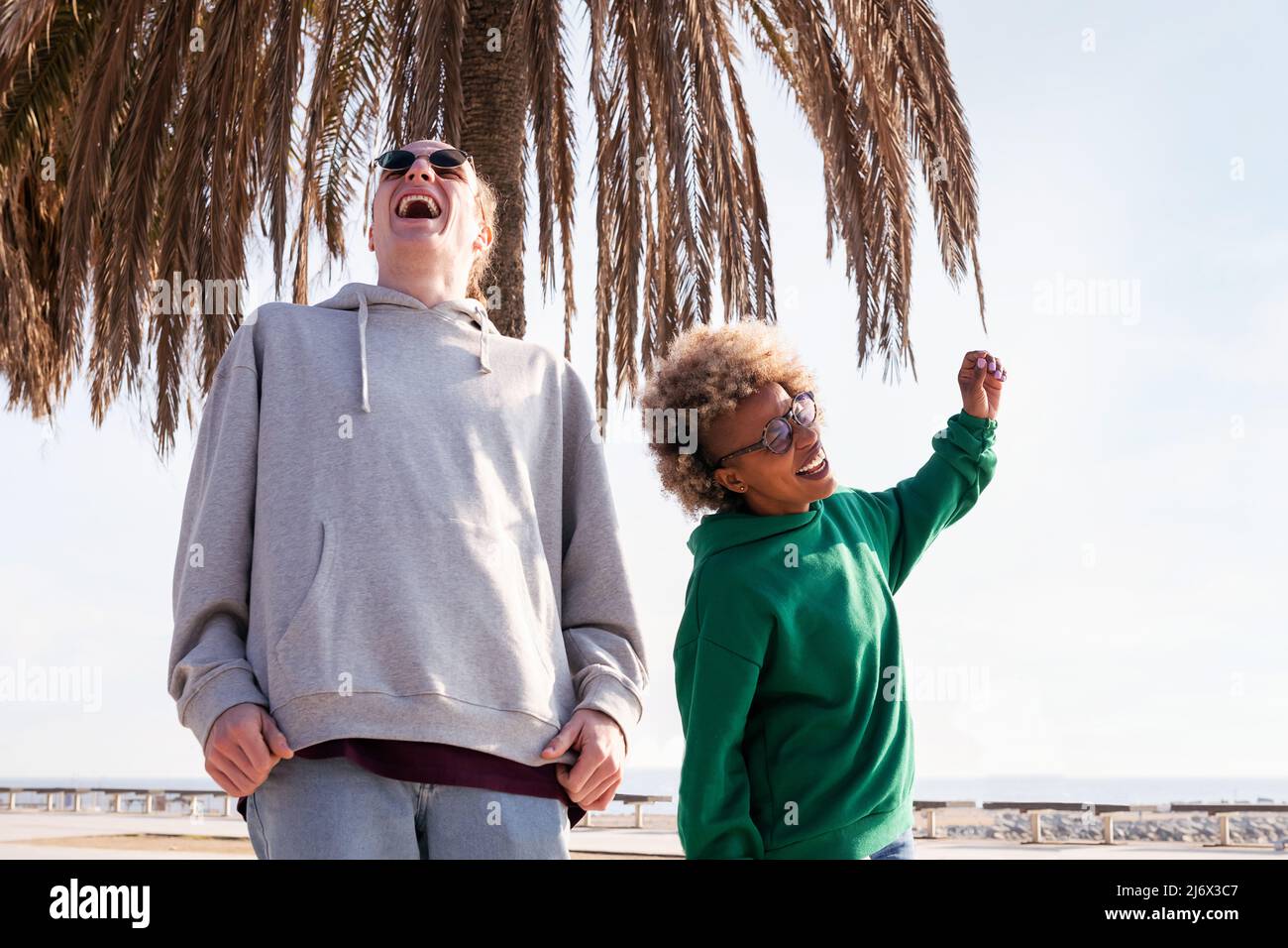 coppia ballando e ridendo felice mentre passeggi Foto Stock