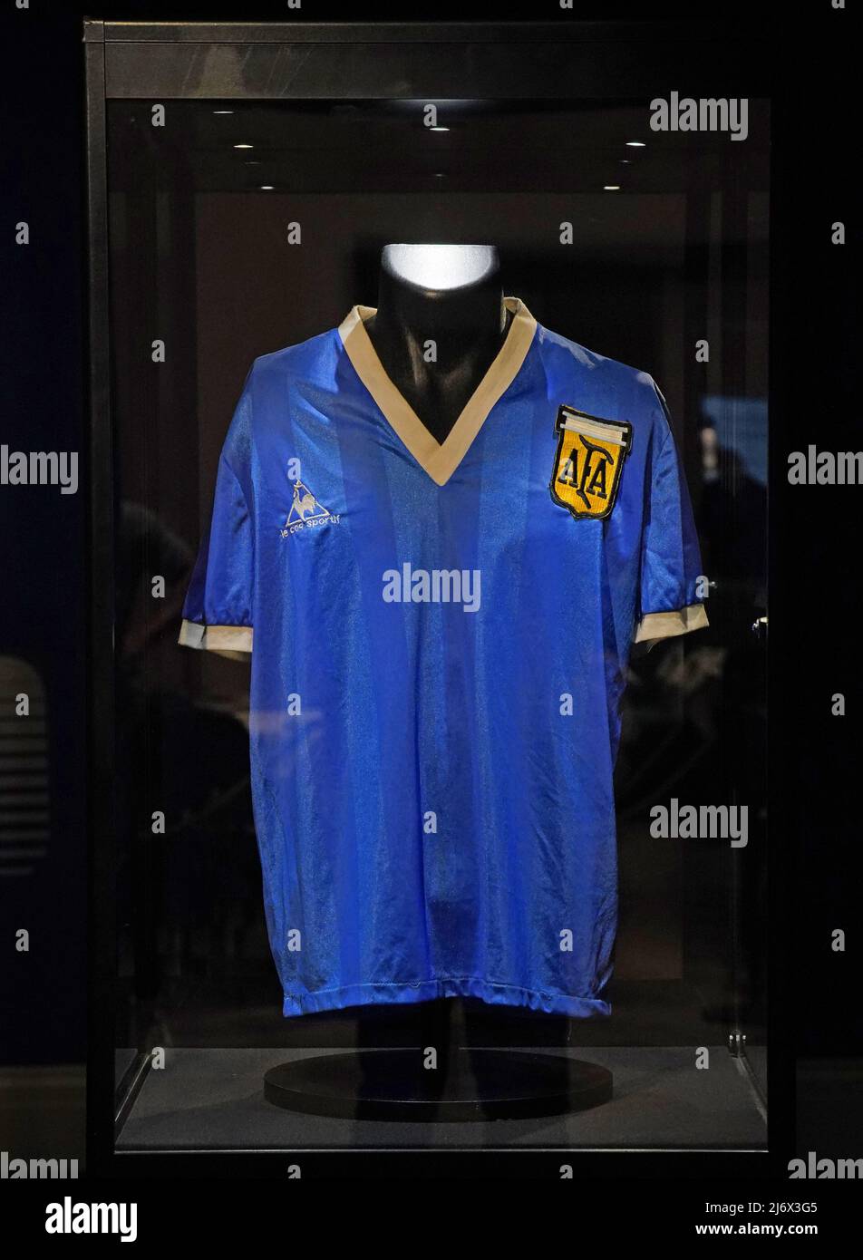 File photo datato 20/04/22 della maglia della Coppa del mondo di Diego Maradona 'mano di Dio' del 1986 in mostra al Sotheby's di Londra, ha venduto per un record-breaking somma all'asta. Il giocatore argentino, acclamato come uno dei più grandi di tutti i tempi, ha descritto il suo obiettivo di pallamano di apertura nel quarto finale come "un po' con la testa di Maradona, e un po' con la mano di Dio". Data di emissione: Mercoledì 4 maggio 2022. Foto Stock