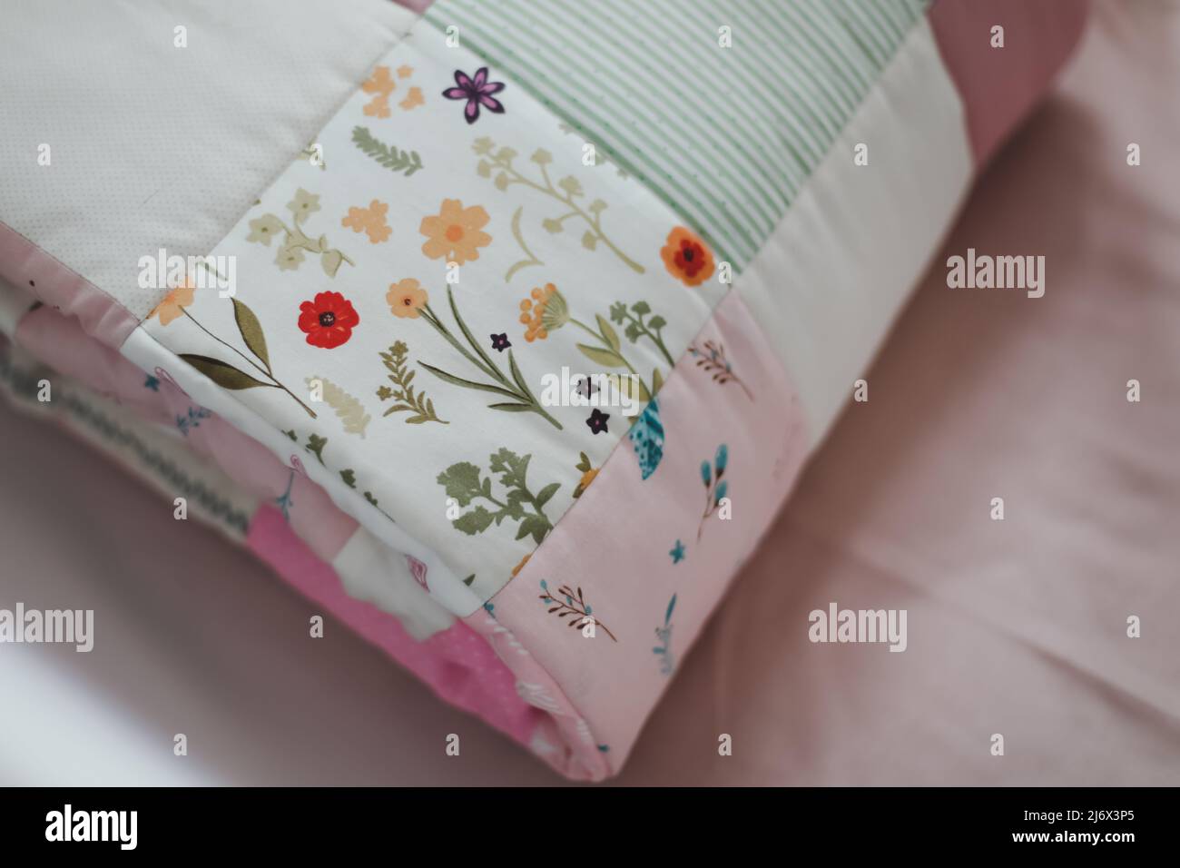 Coperta rosa patchwork. Biancheria da letto per bambini. Biancheria da letto e tessile per vivaio. NAP e tempo di sonno. Foto Stock