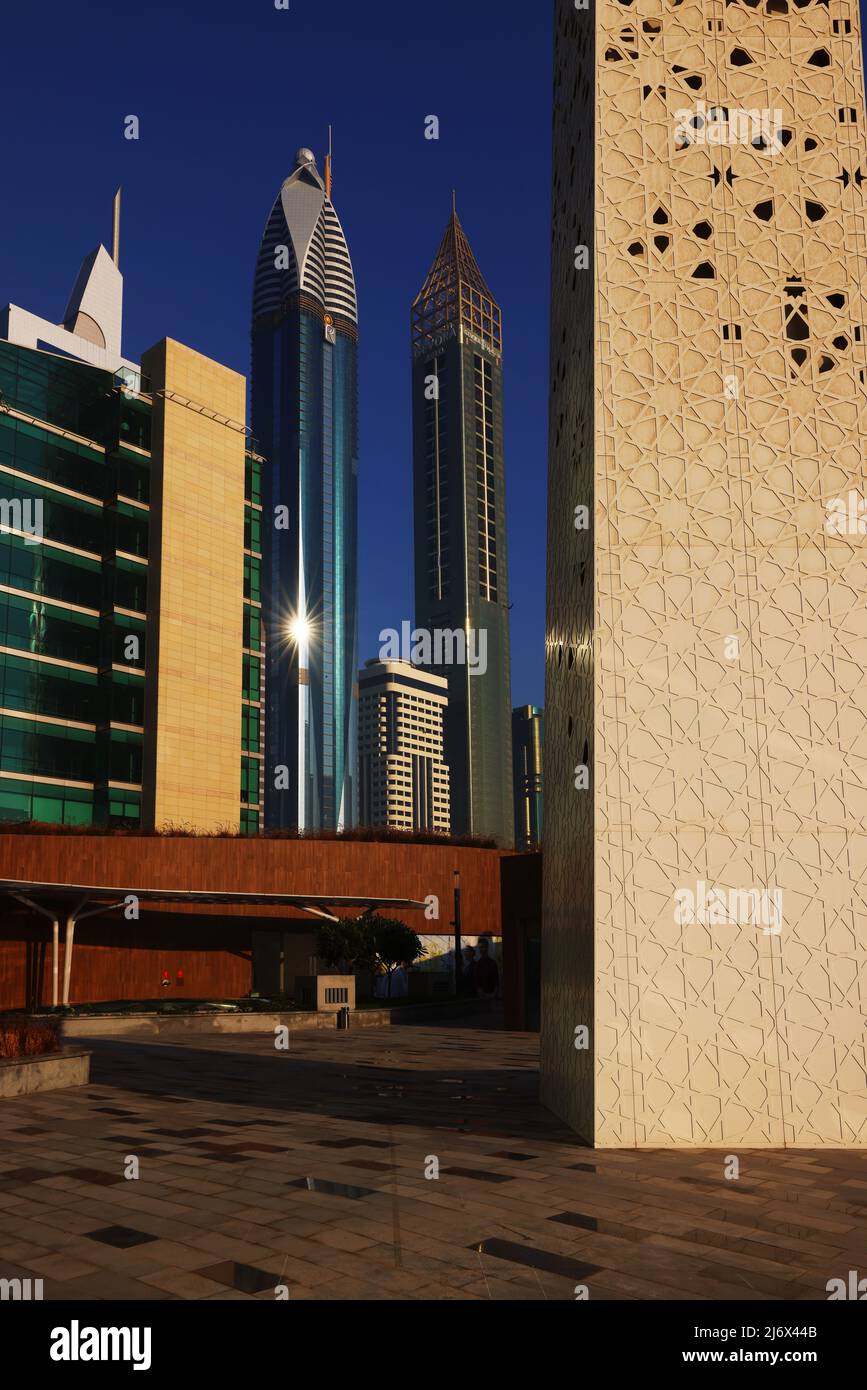 Dynamik, Dubai, Wolkenkratzer, , moderne Architektur, Atemberaubende Aussicht auf die Skyline mit Hochhäuser, Skyscraper, Alberghi in Finanzzentrum Foto Stock