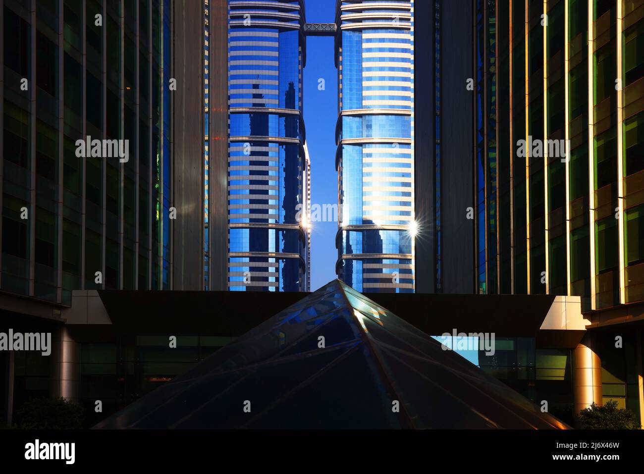 Dynamik, Dubai, Wolkenkratzer, , moderne Architektur, Atemberaubende Aussicht auf die Skyline mit Hochhäuser, Skyscraper, Alberghi in Finanzzentrum Foto Stock