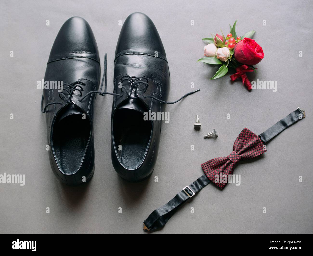 accessori per matrimoni da uomo: scarpe, polsino, farfalla, boutonniere Foto Stock