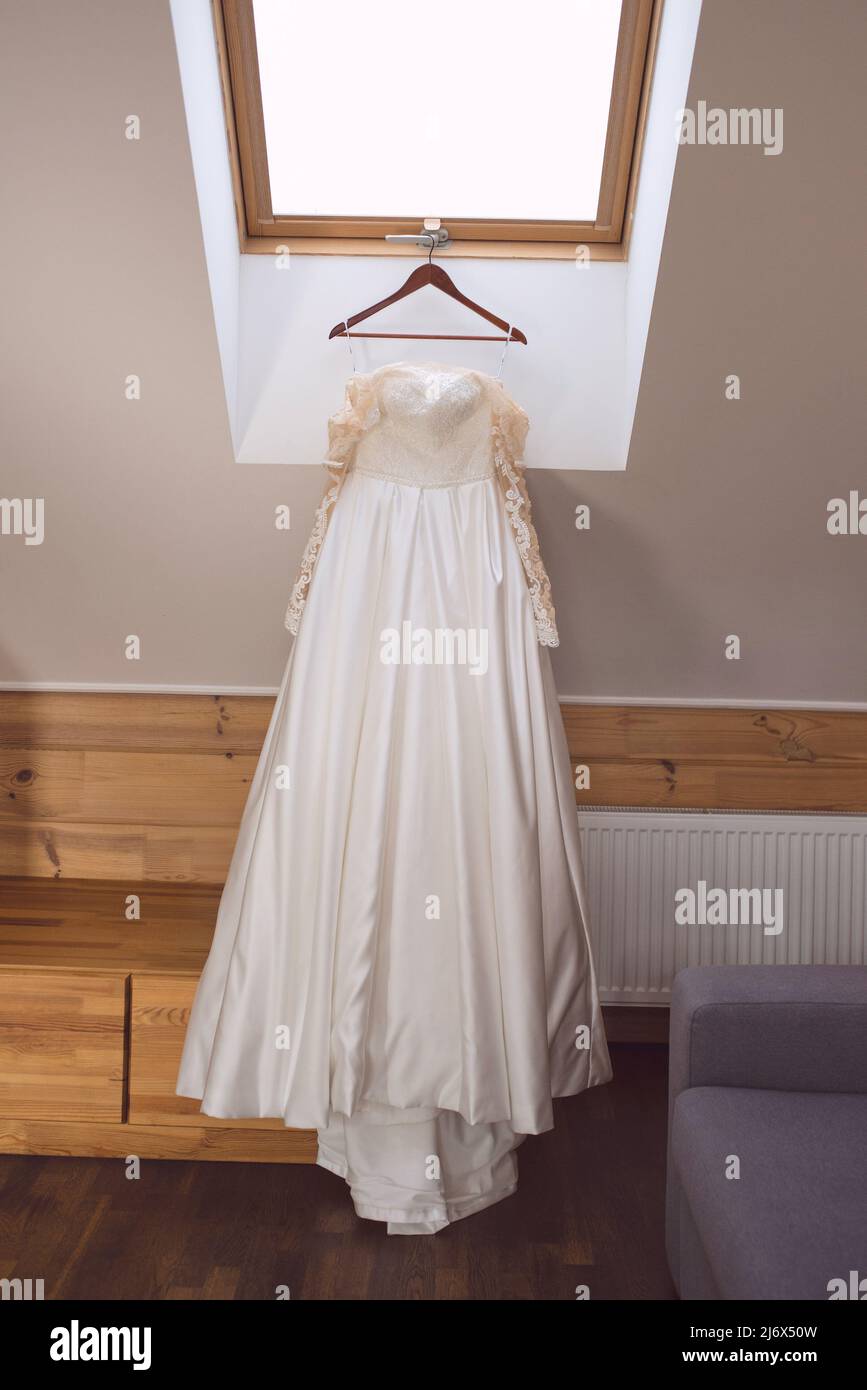 abito da sposa bianco sulla appendiabiti Foto Stock