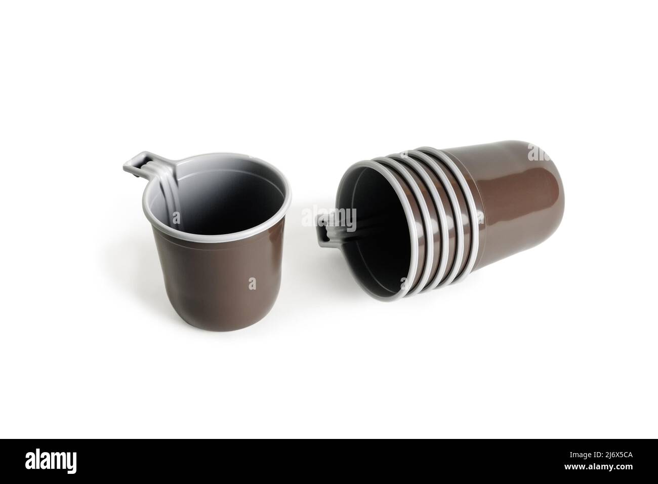 Pila di tazze di plastica. Primo piano. Isolato su sfondo bianco. Foto Stock