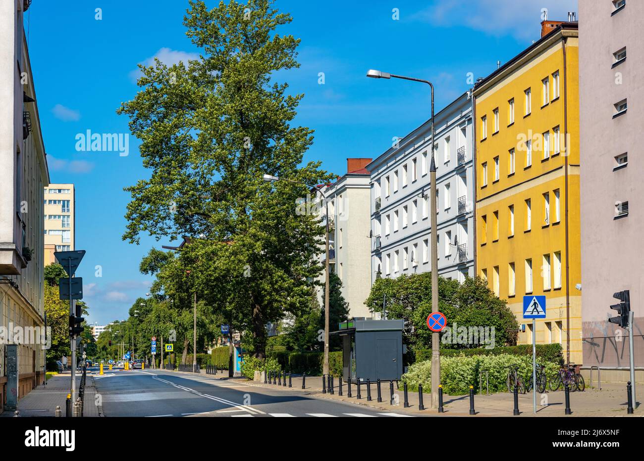 Varsavia, Polonia - 11 luglio 2021: Vista panoramica di Madalinskiego Street tenement case residenziali nel vecchio quartiere Mokotow di Varsavia Foto Stock