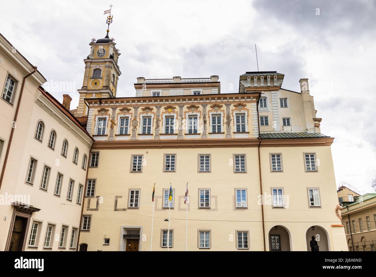 Cortile della biblioteca universitaria di Vilnius nel centro storico di Vilnius, Lituania, 29 aprile 2022 Foto Stock