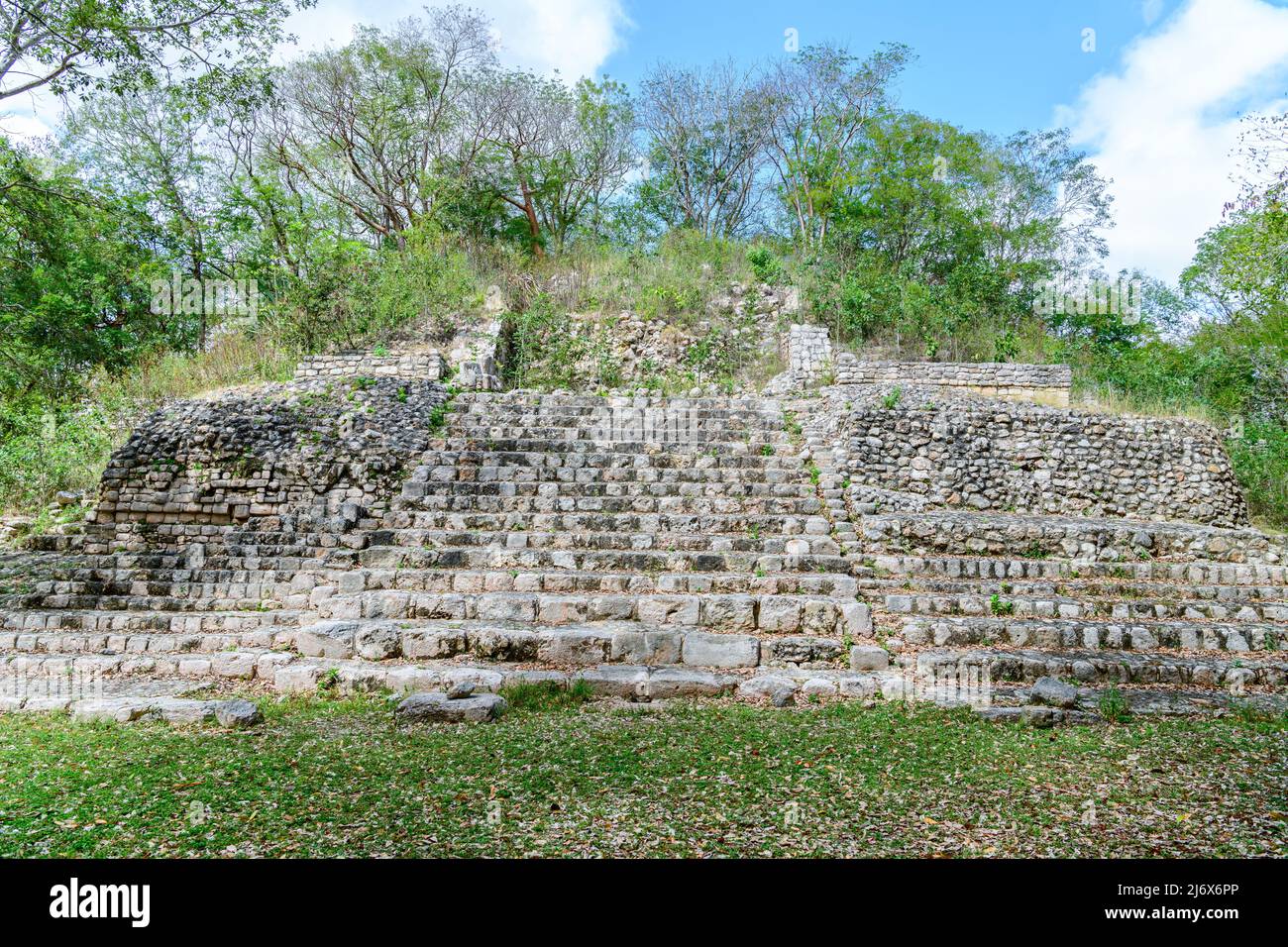 Antiche rovine maya di Edzna - Tempio della Strega parzialmente restaurato e abbandonato che si riferiva al periodo pre-classico Foto Stock