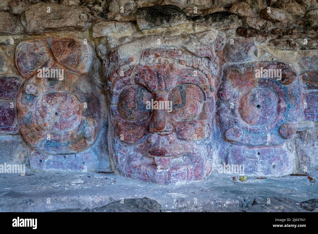 Maschera in stucco del Dio del Sole maya, Kinich Ahau, nel tempio delle maschere - l'antica città di Edzna, Campeche, Messico Foto Stock