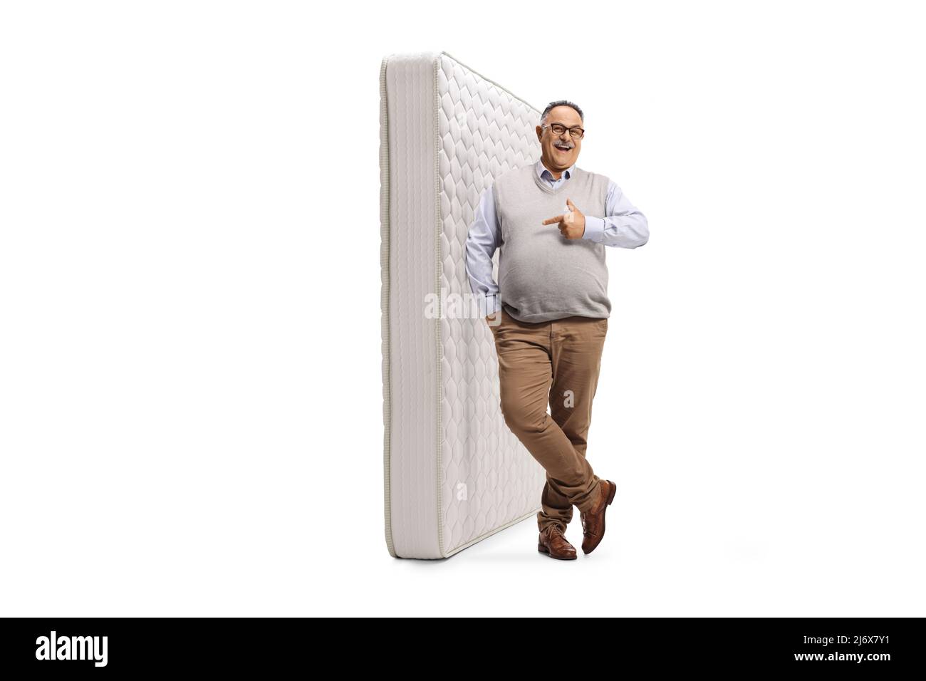 Uomo maturo appoggiato su un materasso isolato su sfondo bianco Foto Stock