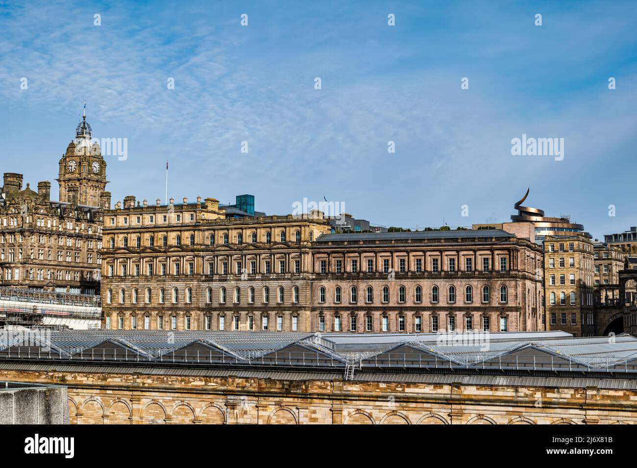 Vista sul tetto in vetro della stazione ferroviaria di Waverley, la torre dell'orologio del Balmoral Hotel, il Waverley Gate & St James Quarter nel centro di Edimburgo, Scozia, Regno Unito Foto Stock