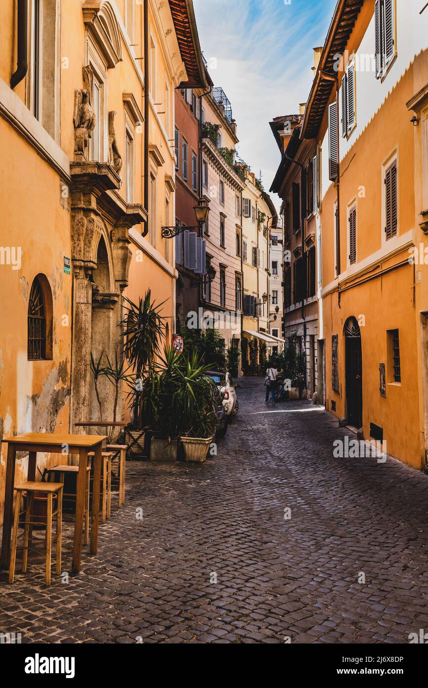 Edifici tradizionali in una strada acciottolata nel centro di Roma in Italia. Foto Stock
