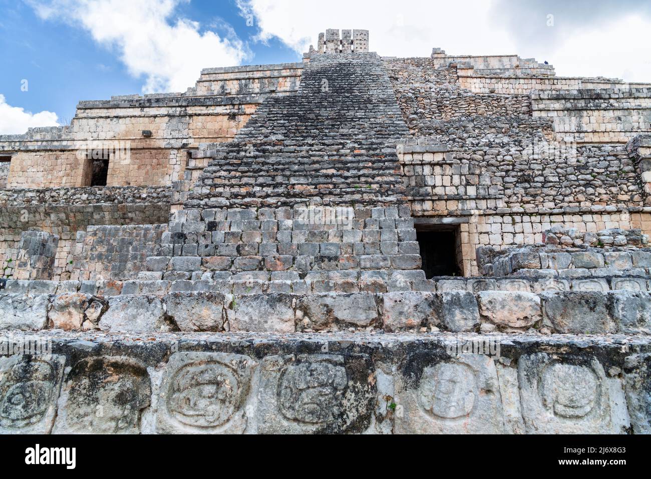 Una scala centrale, dettaglio della piramide di Edzna, antiche rovine maya, Campeche, Yukatan, Messico Foto Stock