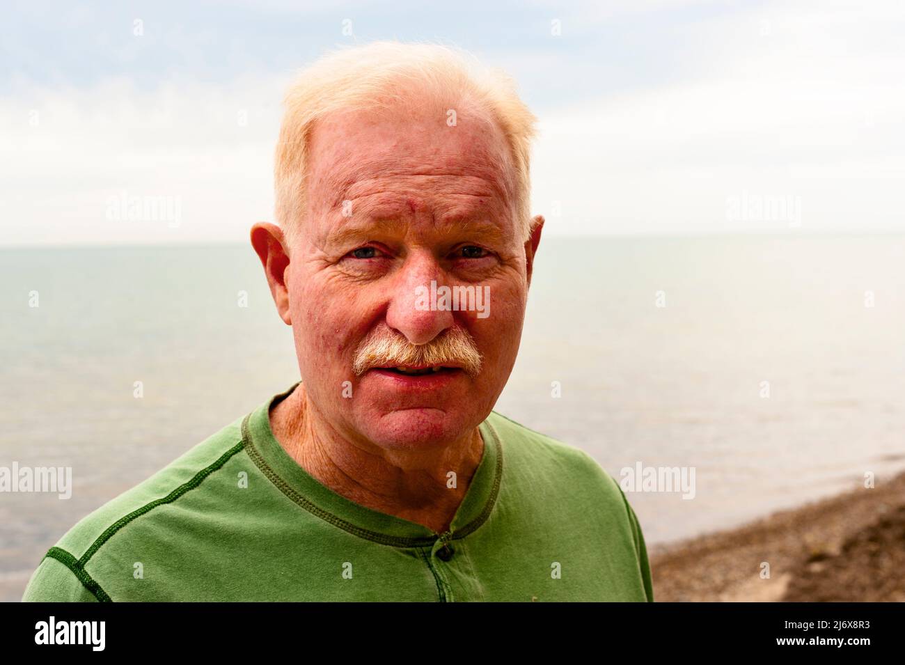 Senior maschio accanto alle rive del lago Erie vicino Buffalo, New York, USA Foto Stock