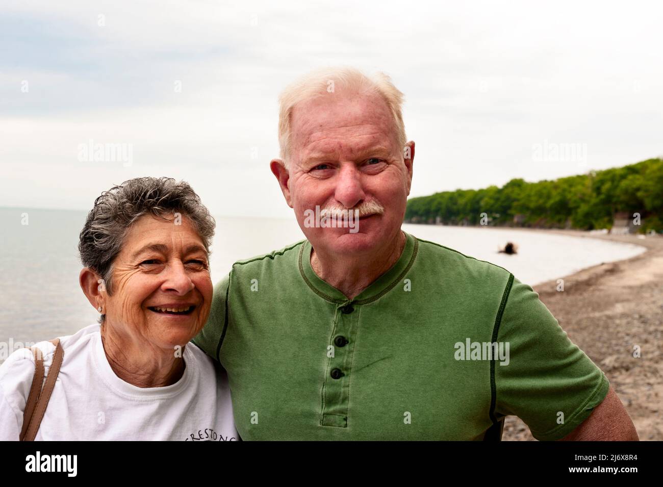 Marito e moglie senior lungo le rive del lago Erie vicino Buffalo, New York, USA. Foto Stock