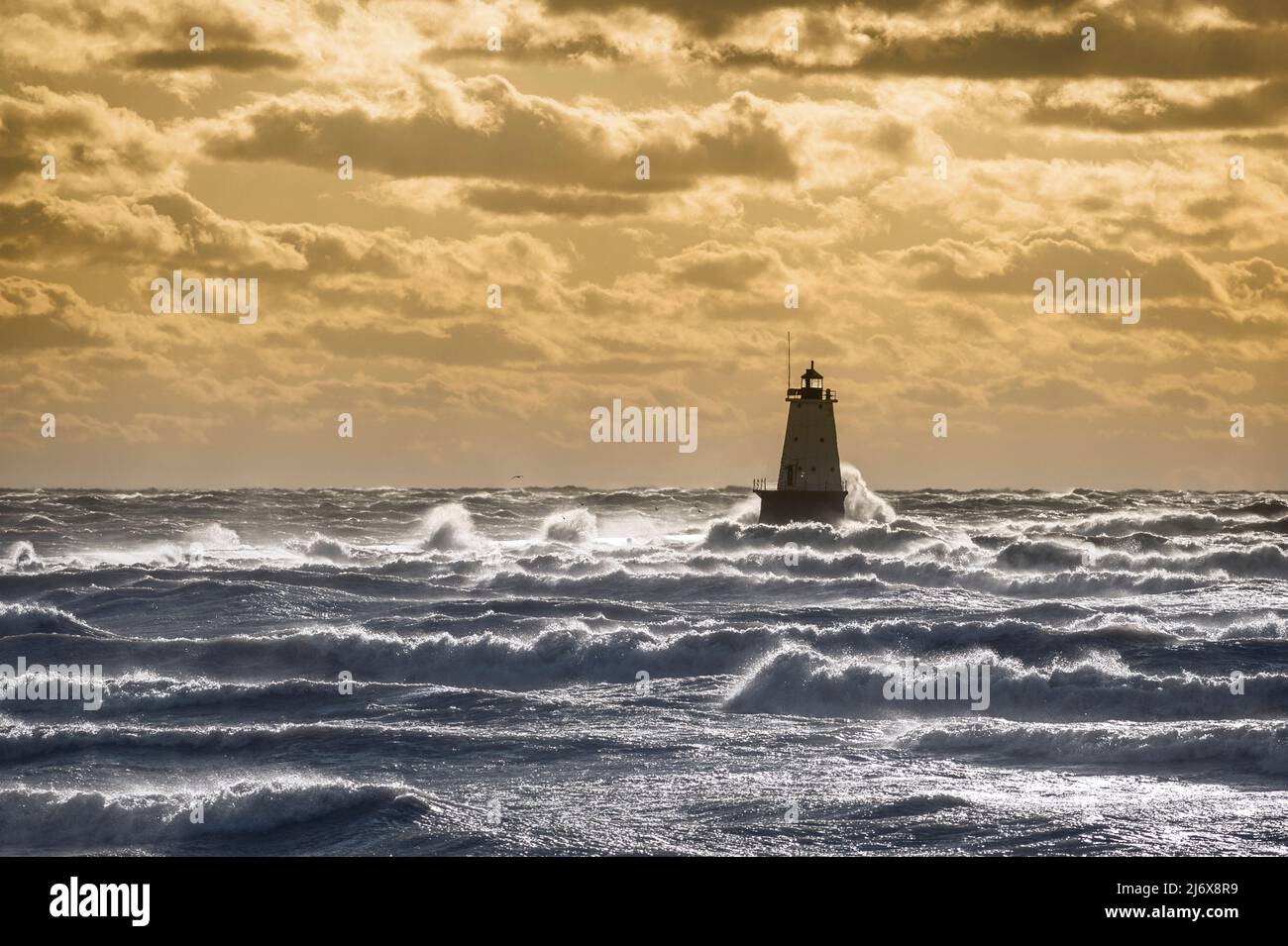 Splendido tramonto sul faro di parete nord dello Streans Park a Ludington, Michigan, USA. Foto Stock